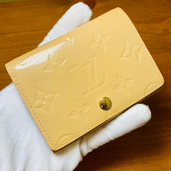 Louis Vuitton Handbags - EUC Louis Vuitton Cream Envelope Carte de Visite Monogram Vernis Wallet